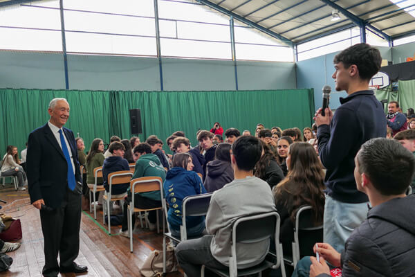 Marcelo Rebelo de Sousa com os alunos na Escola Secund�ria Adolfo Portela, em �gueda