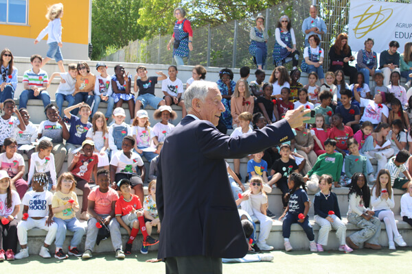 Marcelo Rebelo de Sousa no meio de alunos numa escola. Cr�ditos: Gon�alo Margato